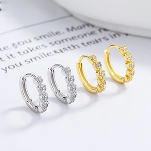 Detail of 925 sterling silver heart-shaped hoop earrings in gold and silver finish