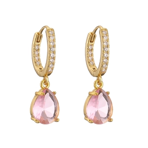 Détail de boucles d'oreilles poires roses avec créoles dorées et pavé de zircon