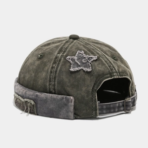 Détail arrière d'un bonnet docker avec boucle métallique réglable et coton délavé