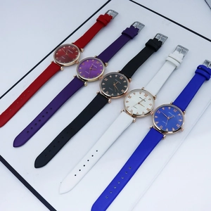 Cinq montres à quartz élégantes avec bracelets en cuir colorés et cadrans romains dorés