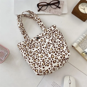 Detailansicht einer Canvas-Tragetasche mit trendigem Herzmuster im braunen Leoparden-Look