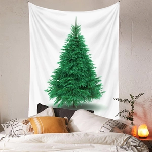 Dettaglio dell'arazzo con albero di Natale su una parete con luci soffuse e accoglienti