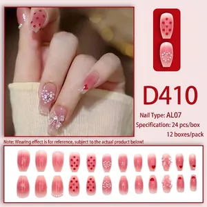 Unghie finte sfumate rosa con pois rossi, cuori di perle e fiocchi decorativi