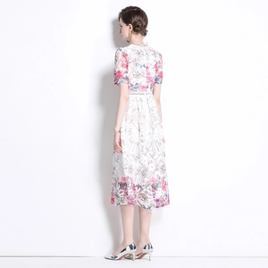 Elegantes weißes Midikleid aus Spitze mit Blumendruck und schlankem Design