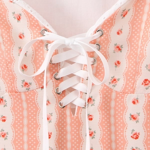 Abito corto rosa a righe con pizzo, maniche a sbuffo e scollo con fiocco decorativo