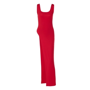 Robe longue rouge sans manches ajustée avec fente latérale sur fond blanc neutre