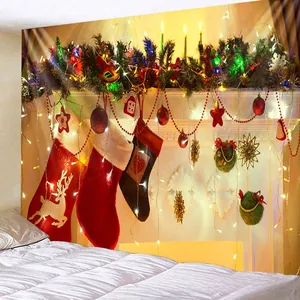 Detailweergave van kersthaardtapijt met feestelijke kousen en warme LED-verlichting
