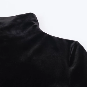 Dettaglio del collo alto e della trama in velluto nero lucido della parte superiore