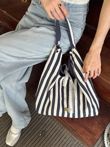 Sac fourre-tout en toile à rayures bleues et blanches avec dentelle et bandoulière large