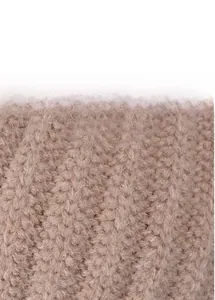 Gros plan du bonnet d'hiver rose montrant le tricotage dense et la texture douce chaude
