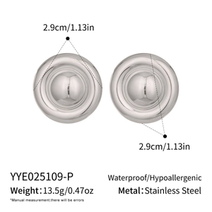 Vue détaillée des boucles d'oreilles rondes miroir avec marquage de diamètre 2,9 cm