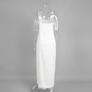 Détail d'une robe en satin blanc avec bordure en dentelle complexe et fines bretelles
