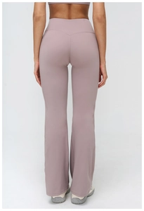 Vue arrière du pantalon de yoga évasé lilas à taille haute avec une coupe amincissante
