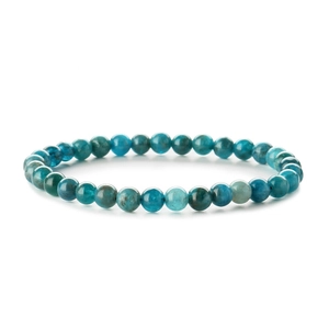 Dettaglio del bracciale con perline di pietra naturale blu da 6-8mm su sfondo bianco