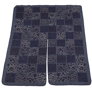 Détail de la texture du châle à carreaux bleu marine avec tissage doux et fin