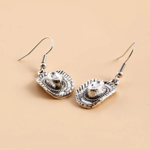 Vue détaillée d'une boucle d'oreille chapeau de cow-boy en argent vintage