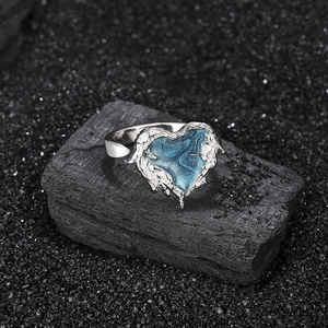 Bague cœur en argent 925 avec émail bleu sur un fond de charbon de bois esthétique