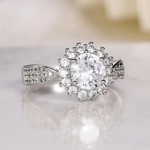 Macro de bague de fiançailles halo avec zircon rond et sertissage pavé sur anneau argent