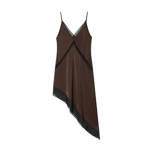 Braunes Satin-Midi-Slipkleid mit schwarzer Spitze und asymmetrischem Saum auf Weiß