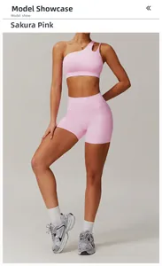 Détail du soutien-gorge de sport à épaule dénudée et short de yoga à taille haute en rose cerisier