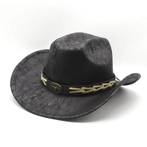 Détail d'un chapeau de cowboy noir vintage avec texture craquelée et emblème de taureau