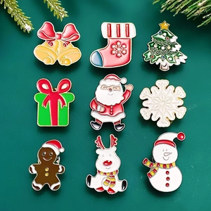 Détail d'un ensemble de neuf broches de Noël émaillées aux motifs festifs variés
