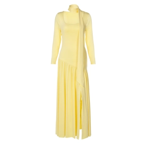 Détail d'une robe jaune à manches longues avec nœud au col et fente latérale