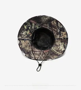 Dettaglio del cappello camo con fodera in rete nera traspirante e cinturino regolabile