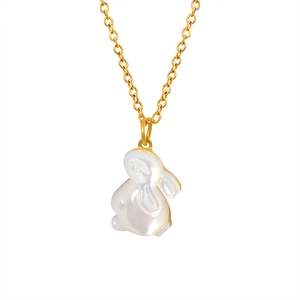 Mignon collier pendentif lapin doré avec incrustation en nacre blanche sur fond blanc