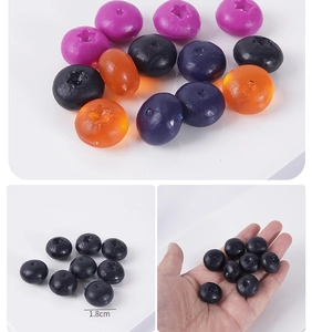 Makro-Detail von 1,8 cm künstlichen PVC-Blaubeeren für DIY-Kuchendeko in verschiedenen Farben