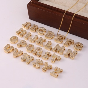 Goldene Alphabet-Anhänger-Set mit 26 Zirkonia-Buchstaben an einer feinen Halskette