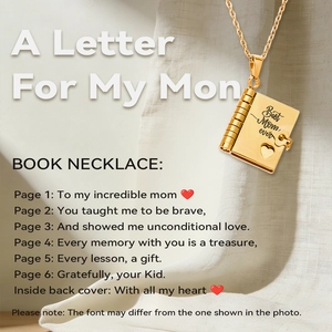 Dettaglio della collana a libro in oro con pagine apribili e incisione Best Mom ever
