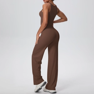 Dettaglio del set yoga marrone con top sportivo e pantaloni ampi a vita alta elasticizzati
