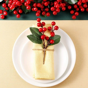 Decorazione da tavola con mini aghi di pino e bacche rosse per Natale festivo