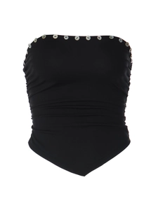 Haut tube noir à la mode avec boutons décoratifs et ourlet pointu sur fond blanc pur