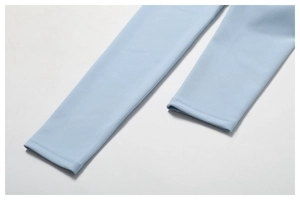 Détail du legging de yoga bleu clair côtelé avec des coutures renforcées de haute qualité