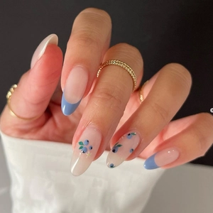 Faux Ongles Longue Forme Amande French Manucure Bleu Clair Motif Myrtille Floral Art De Manucure Pour Femmes