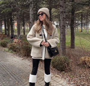 Détail de la veste en peau lainée à boutonnage simple et texture laine d'agneau crème