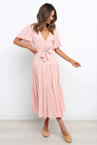 Vestido rosa con cuello en V, mangas con volantes y falda plisada a capas con cinturón