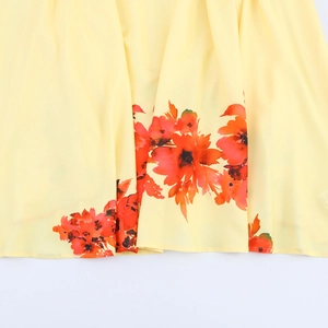 Elegantes gelbes Maxikleid mit rotem Blumendruck und V-Ausschnitt für den Sommerurlaub