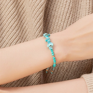 Detail eines handgefertigten gewebten Türkis-Armbands mit verstellbarem Band am Handgelenk