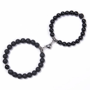 Détail de bracelets de couple avec pierre de lave mate et fermoir coeur magnétique