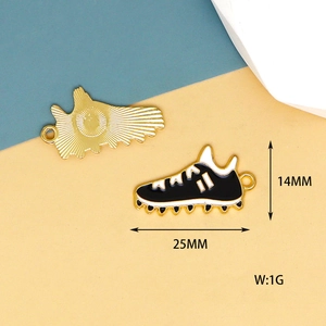 Detaillierte Makroansicht des schwarz-weißen Emaille-Sneaker-Anhängers mit Goldfinish und Maßen