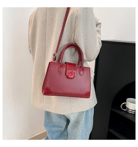 Borsa a tracolla bordeaux in pelle PU indossata su un blazer a spina di pesce beige chic