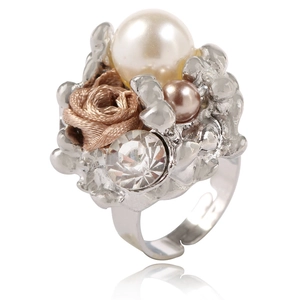 Détail de la bague ajustable avec rose, perle et base en métal argenté fondu