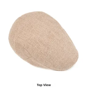 Vue de dessus d'une casquette plate beige en lin montrant le tissage détaillé