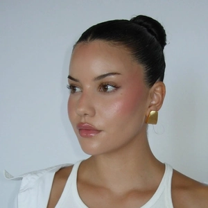Elegant 18k gold-plated stainless steel trapezoid earrings with striped texture on model