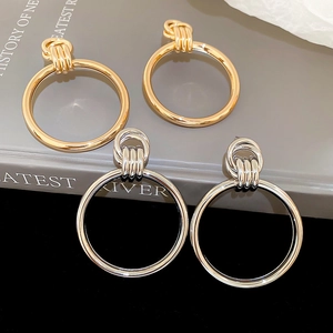 Details minimalistischer geometrischer Metall-Creolen in Gold und Silber mit Streifentextur