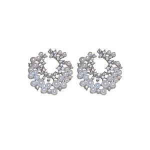 Boucles d'oreilles créoles argentées en C avec perles blanches et strass brillants