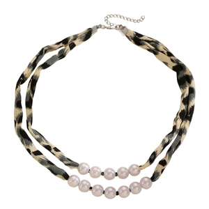 Détail du collier double rang avec ruban léopard, perles blanches et fermoir mousqueton